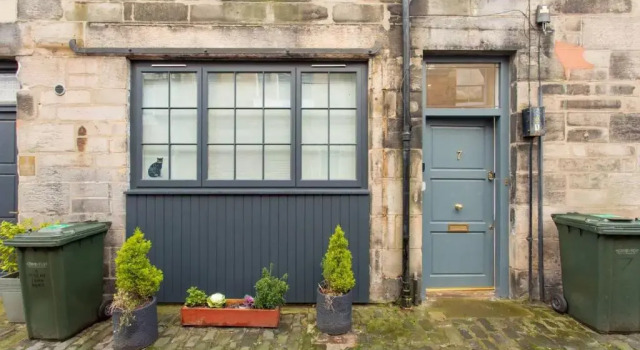 ALTIDO Spacious 3BR Mews House behind Calton Hill, Забронировать Отель Бротон Эдинбург, рядом с Scottish Poetry Library
