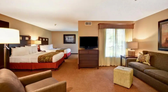 Четырёхместный люкс GrandStay Hotel & Suites La Crosse