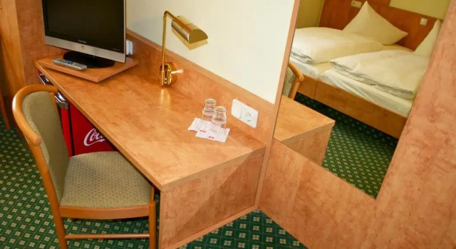 Gasthof & Pension Zum Himmel, Book Hotel Hoteller i Rubenow med parkering, Parkering
