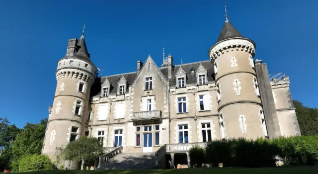 Chateau de la Rose, Book Pension Cluis 