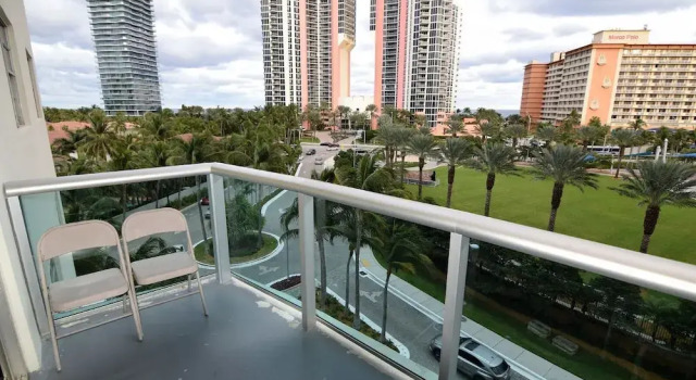 Коттедж с балконом Spectacular 2 Bed 2 Baths Right Across The Beach