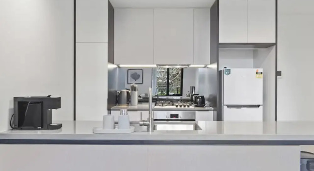 HomeHotel Walking Distance to Train & Westfield, 预订 酒店 Waitara 新南威尔士