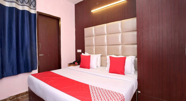 OYO 13119 Hotel Skydeep