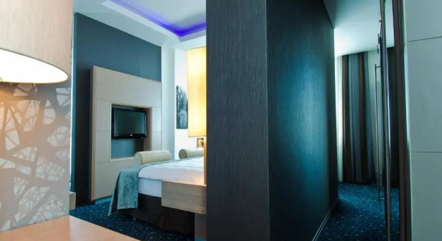 Полулюкс Отель Chirag Plaza Hotel & Business Center