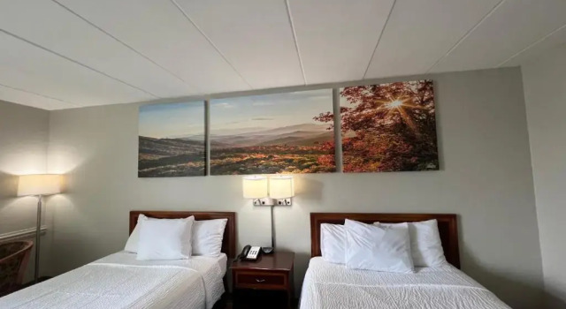 Четырёхместный номер Standard Days Inn by Wyndham Winchester