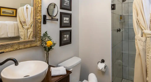 Номер Standard с балконом Arsenic and Old Lace Bed & Breakfast Inn