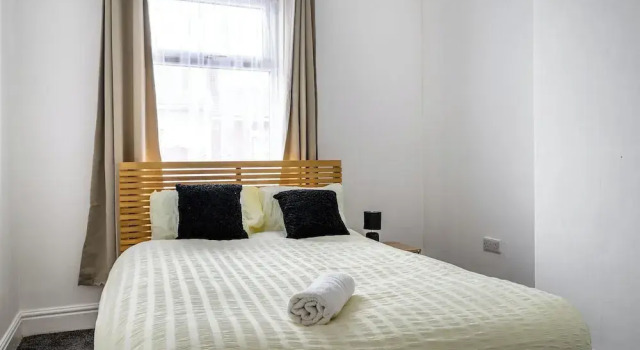 Seaside - House - Sleeps 10 - Parking - Garden