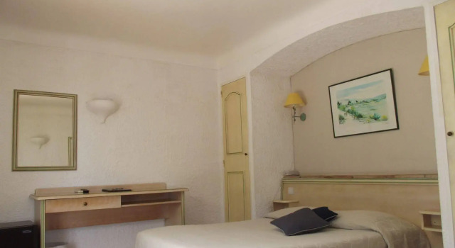 HOTEL LA QUIETUDE, Забронировать Отель Леp-Иссамбр Сен-Тропе залива