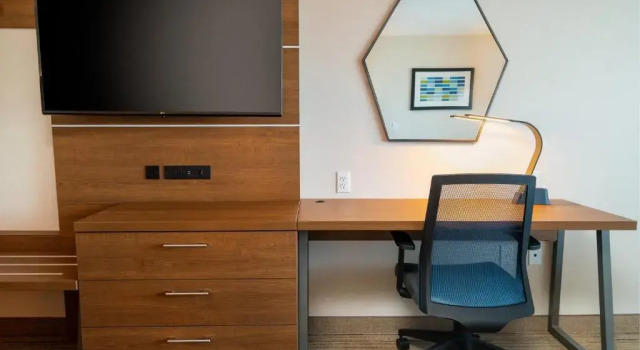 Четырёхместный люкс Holiday Inn Express & Suites Las Vegas - E Tropicana by IHG