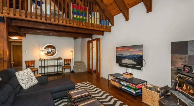 Коттедж с видом на горы Alder Creek Paradise - Tree-lined Cabin Stay for 7