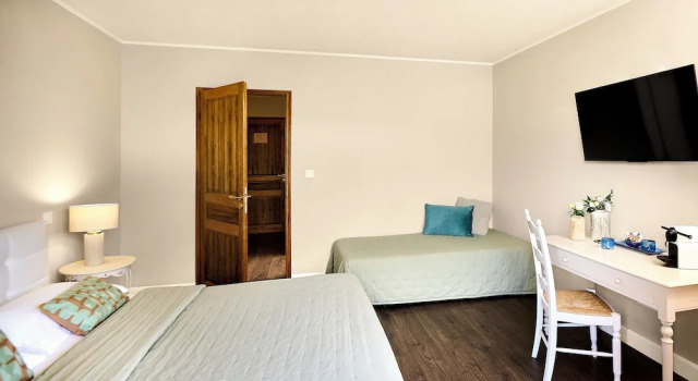 Трёхместный номер Standard с балконом Hôtel Les Jardins