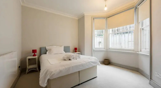 Garden Flat in Fulham Earls Court, Забронировать Отель Отели Англии 3 звезды, 3*