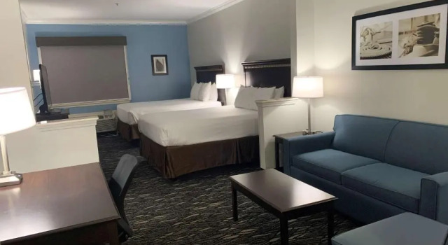 Четырёхместный номер Superior Best Western Plus Lake Worth Inn & Suites
