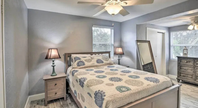 Ormond Beach Home w/ Screened Porch, Walk to Shore, Забронировать Дом для отпуска Коттеджи Ормонд-Бич, Коттедж