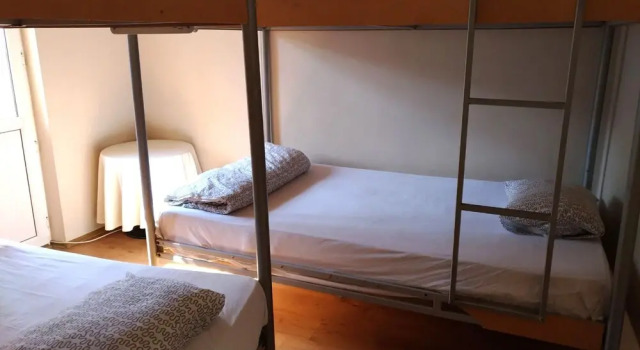 Кровать в общем номере (мужской номер) Kevins Hostel