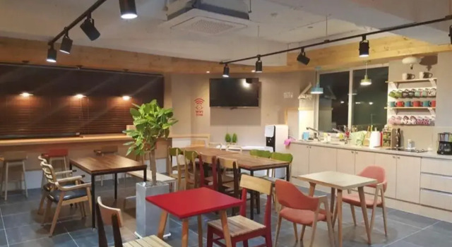 Кровать в общем номере Sky Island Guest House In Nampo
