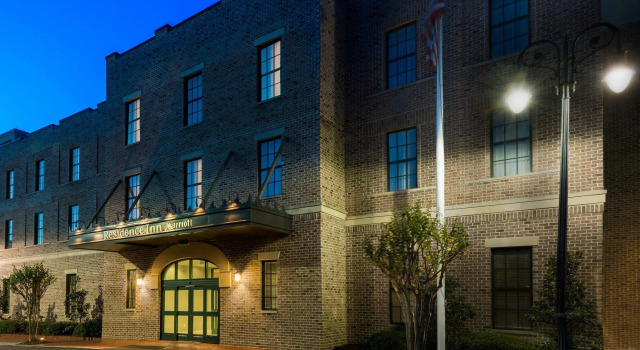Residence Inn Savannah Downtown Historic District, Забронировать Отель Отели Саванны 3 звезды, рядом с Монументальная объединённая методистская церковь Весли, 3*