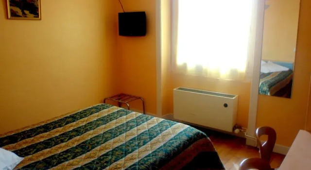 Hotel Restaurant Le Prado, Rezerwuj Hotel Hotele w Jussac z basenem, Basen