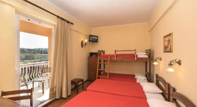 Четырёхместный семейный номер Standard с балконом Sunset Hotel