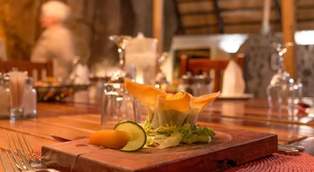 Big Cave Camp - Lodge On The Rocks, Book Hotel Hoteller i Matobo med parkering, Parkering