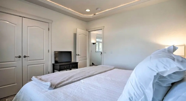 Коттедж Luxe Getaway w/ Riverfront Views in Grants Pass!