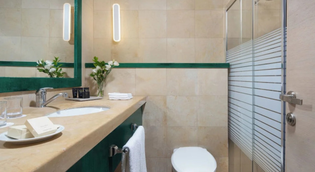 Standard- dobbelt værelse med altan Legacy Hotel