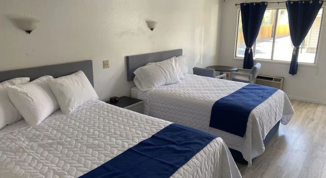 Четырёхместный номер Deluxe Thunderbird Motel