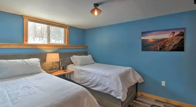Апартаменты Slopeside Burke Mountain Condo w/ Fireplace!