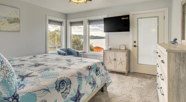 Waterfront PNW Escape w/ Deck & Beach Access!, Rezerwuj Dom wakacyjny Port Hadlock Waszyngton