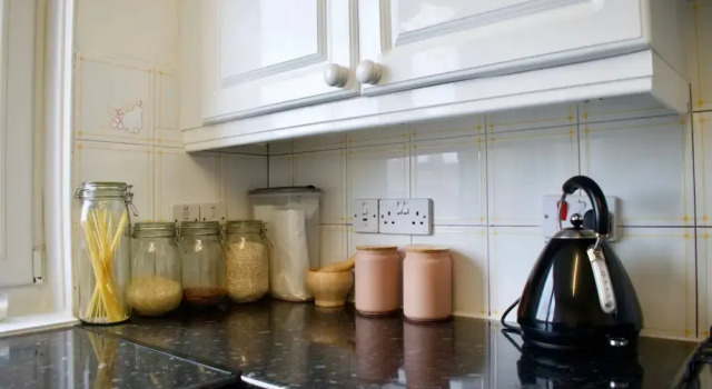 Lovely Spacious 2 Bedroom Flat by the Meadows