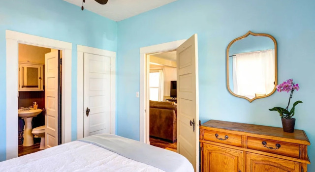Charming Montrose Family Home: Block to Downtown!, Забронировать Отель Отели Монтроуз с парковкой, Парковка