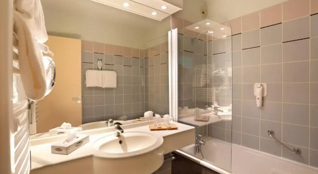 Номер Standard с видом на озеро Hôtel du Golf de lAilette, The Originals Relais