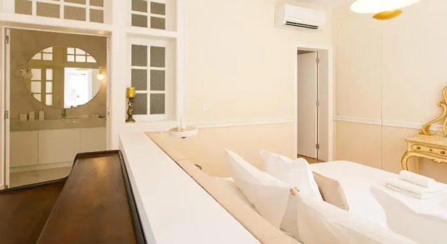 Chiado Deluxe Gem 4bdr Amazing apartment, Забронировать Апартаменты/квартира Отели Лиссабона с парковкой, рядом с Money Museum, Парковка