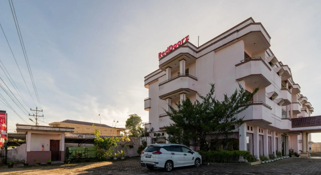 RedDoorz near Silangit International Airport, Rezerwuj Hotel Siborongborong Sumatra