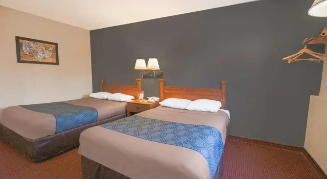 Четырёхместный номер Standard Econo Lodge Junction City I-70 Near Fort Riley