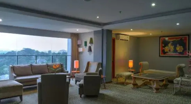 Oaktree Emerald Hotel Semarang, Varaa Hotelli Semarang Central Java, lähellä Police Academy
