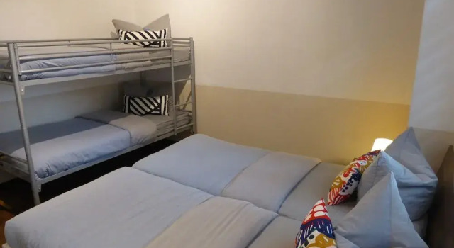 Ferienwohnung Friedrich Schiller, 2 Schlafzimmer, Balkon,kostenloses WiFi, nähe Zentrum, Prenota Appartamento Jena 