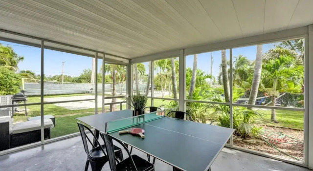 Casa Lago Waterfront Home & Pool Near Hard Rock Casino