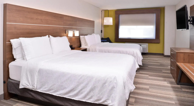 Четырёхместный номер Standard Holiday Inn Express Hotel & Suites Elgin by IHG
