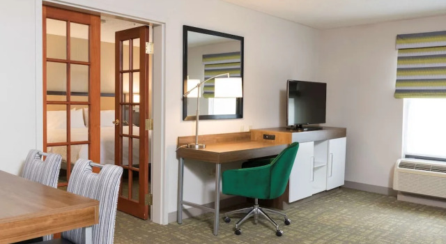 Люкс c 1 комнатой Hampton Inn & Suites East Lansing