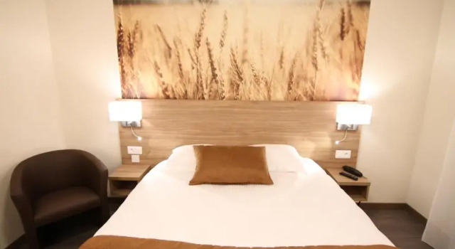 Двухместный номер Standard с балконом Logis Hôtel - La Chambre dAmiens