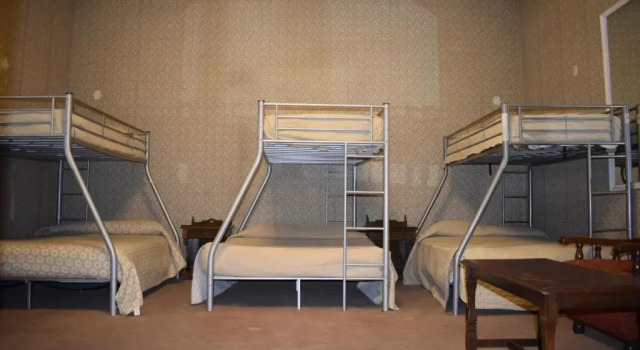 Кровать в общем номере Capital Plaza Hotel