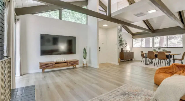 3 Mi to Lake Arrowhead: Cabin w/ Furnished Deck!, Забронировать Дом для отпуска Лейк-Эрроухэд 
