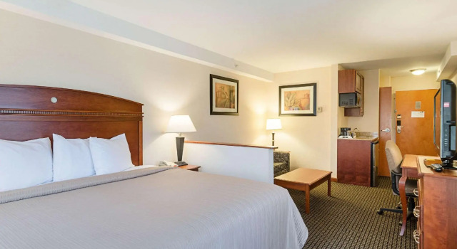 Двухместный люкс Quality Inn & Suites Northampton - Amherst