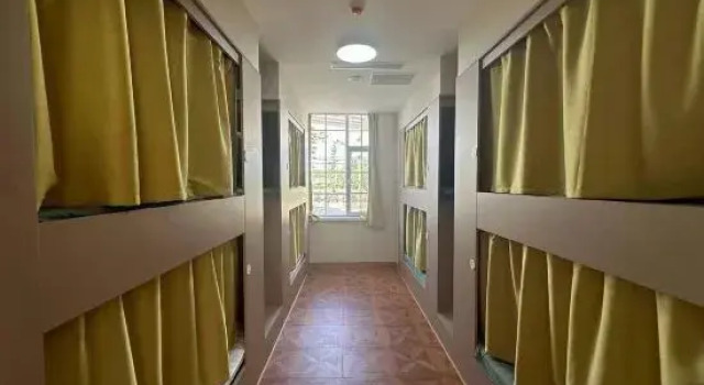 Кровать в общем номере (мужской номер) Turpan Grape Village Sand Therapy Homestay (Grape Valley Branch)