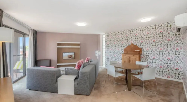 Sleek 2-bed Apartment in Vibrant Kingston