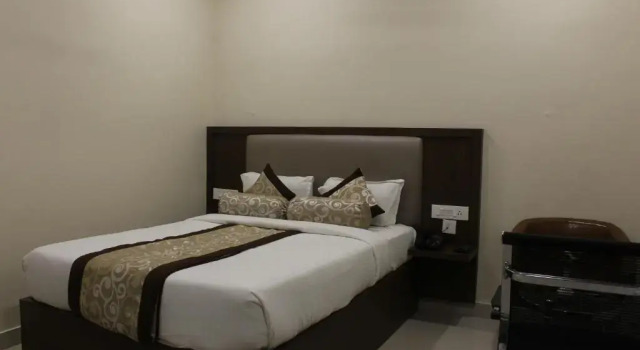 Hotel Grand Gayathri, Rezerwuj Hotel Khammam Telangana