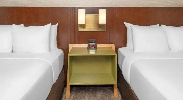 Четырёхместный номер Standard Comfort Inn Montreal - South Brossard