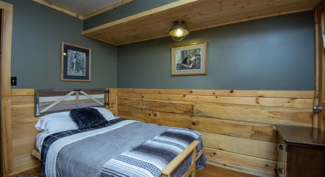 Knotty Pine by Eagles Ridge Resort