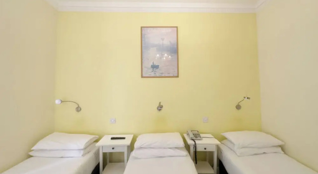 Трёхместный номер Economy Manor Hotel